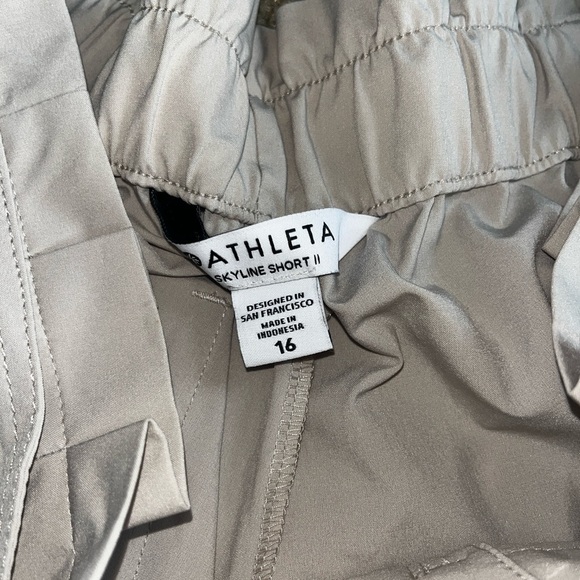 Creme Shorts - Picture 5 of 9